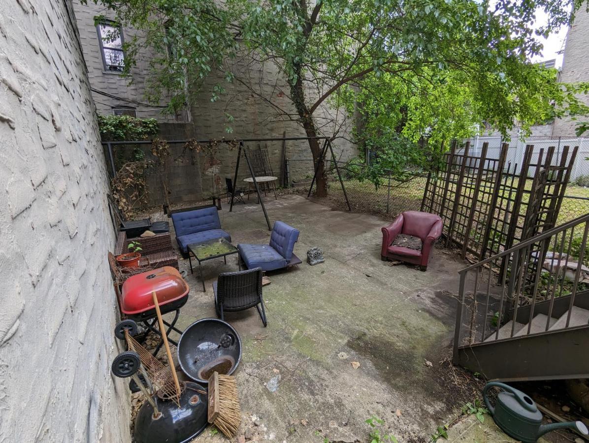 Central & Affordable Williamsburg Small Room New York Exterior photo
